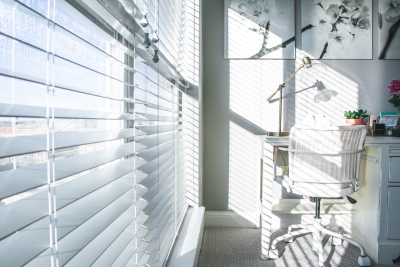 Geef je woonkamer een industriële, stoere look met aluminium jaloezieën